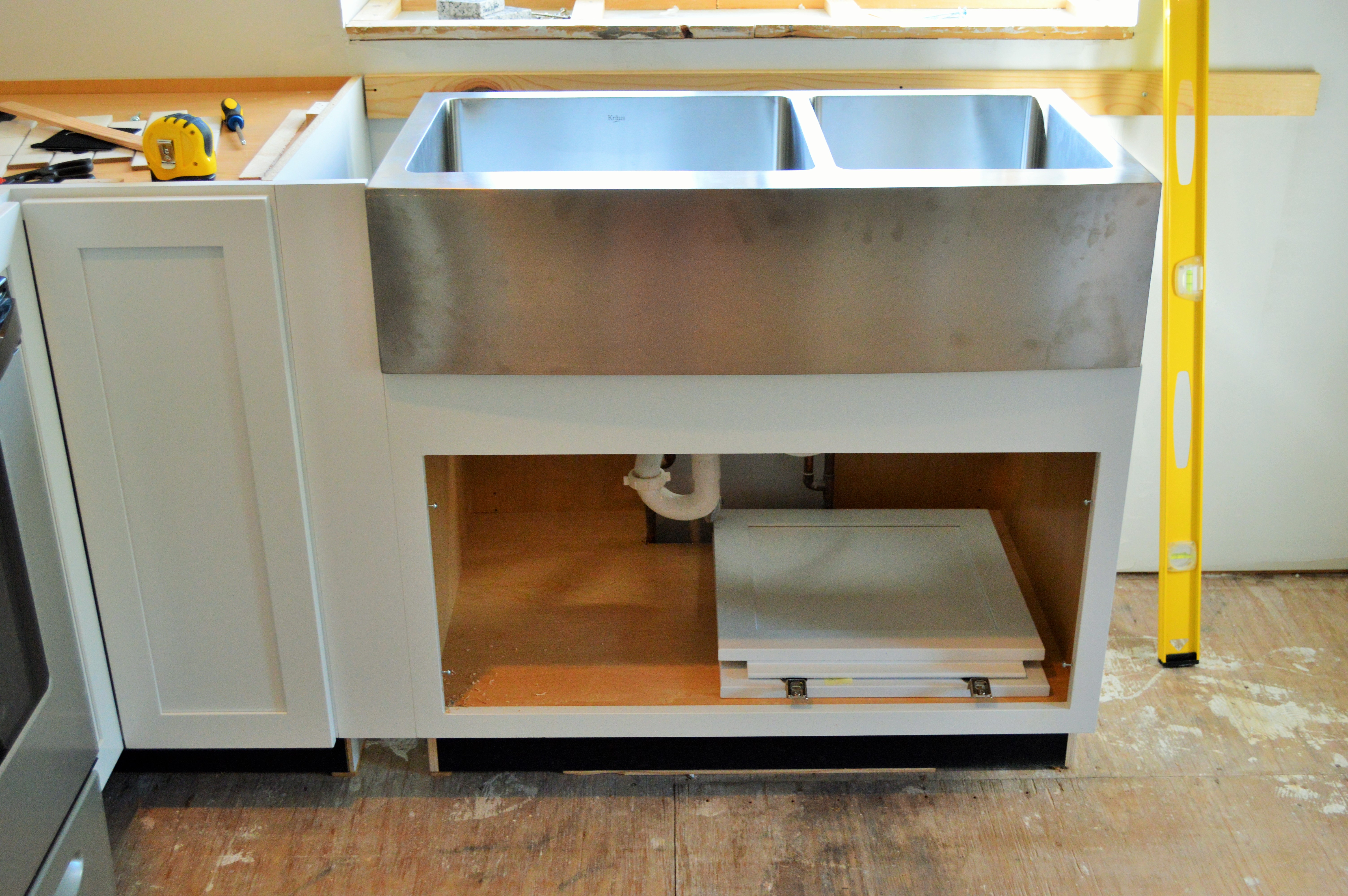 http://lovinghere.com/wp-content/uploads/2014/07/Apron-Sink-Ready-for-Installation.jpg