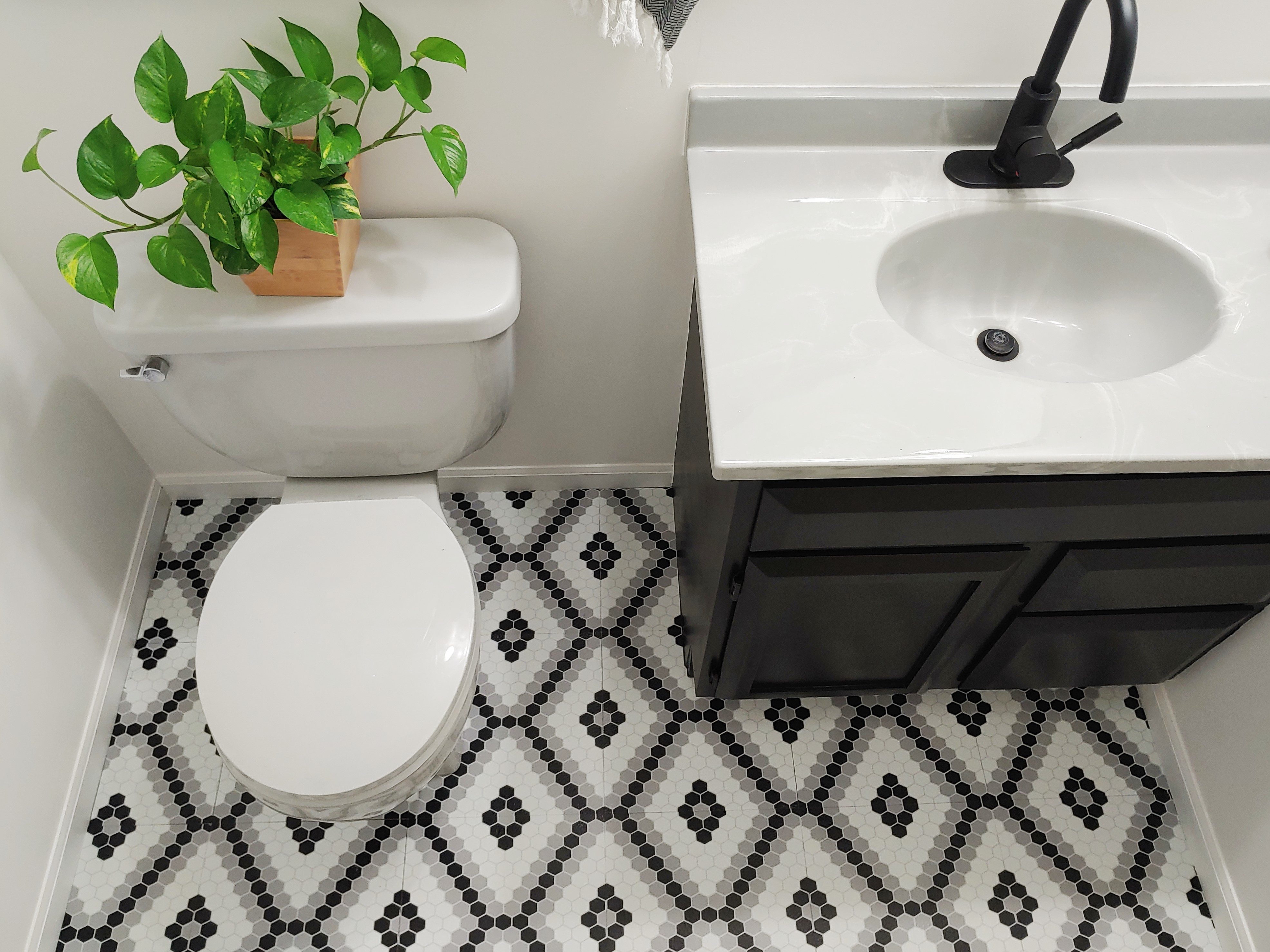 http://lovinghere.com/wp-content/uploads/2020/11/black-and-white-hexagon-floor-tiles.jpg