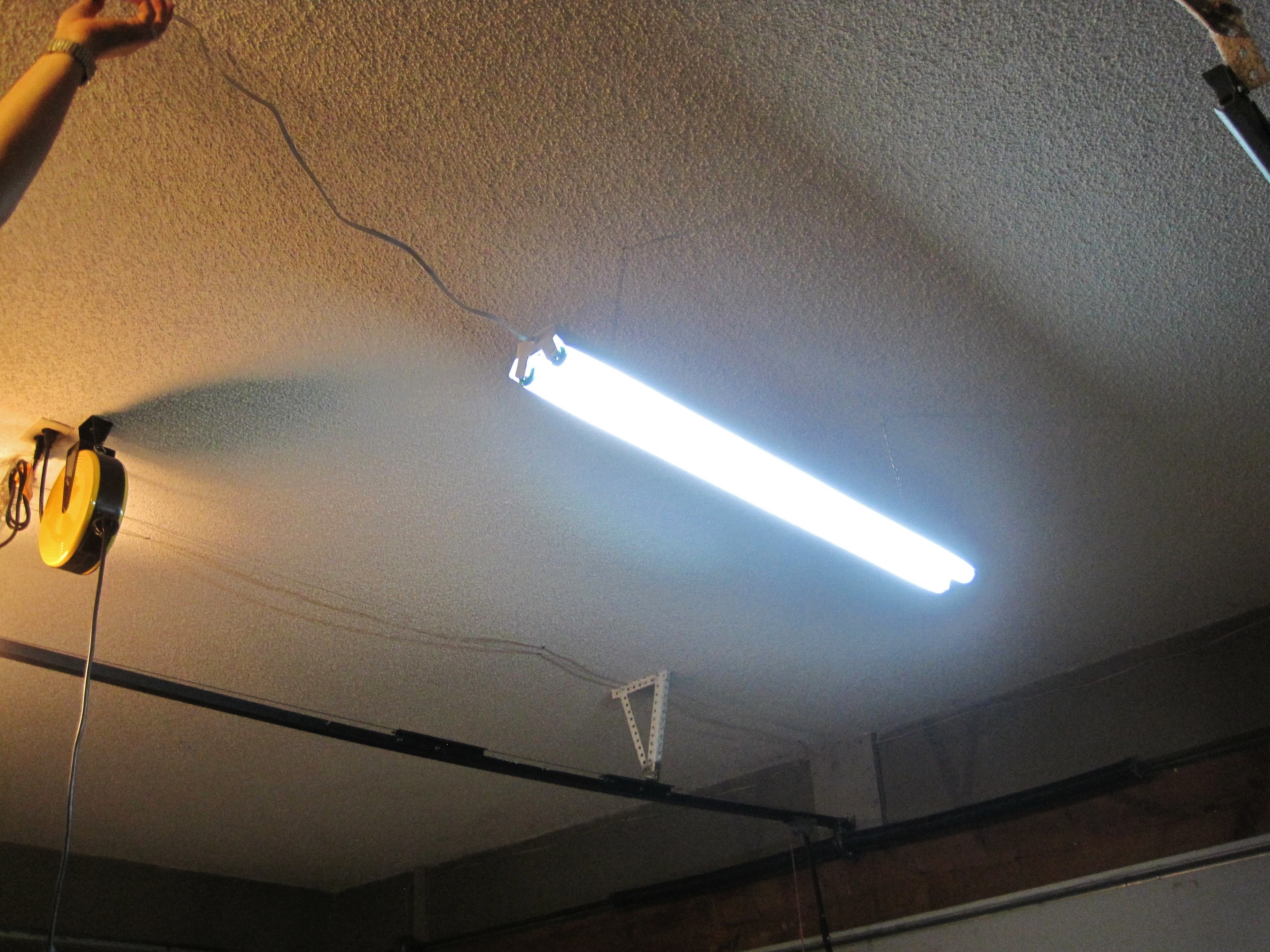 Как сделать освещение в домашних условиях. Светодиодные светильники для гаража. Лампы для освещения гаража. Светодиодные лампы в гараж. Светодиодные светильники для гаража потолочные.
